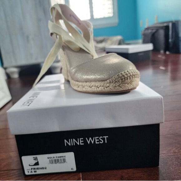 Nine West Gold Friend2 Size 7.5M - Picture 3 of 3